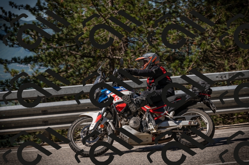 20250517_1004_am_-11