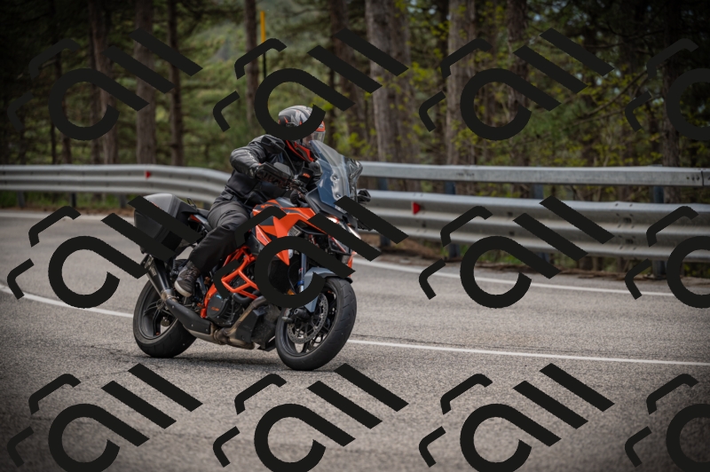 20250517_1256_am_-11