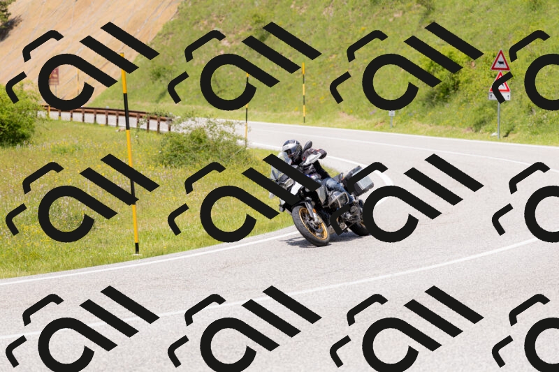 202506071358-_04A9917_c3_