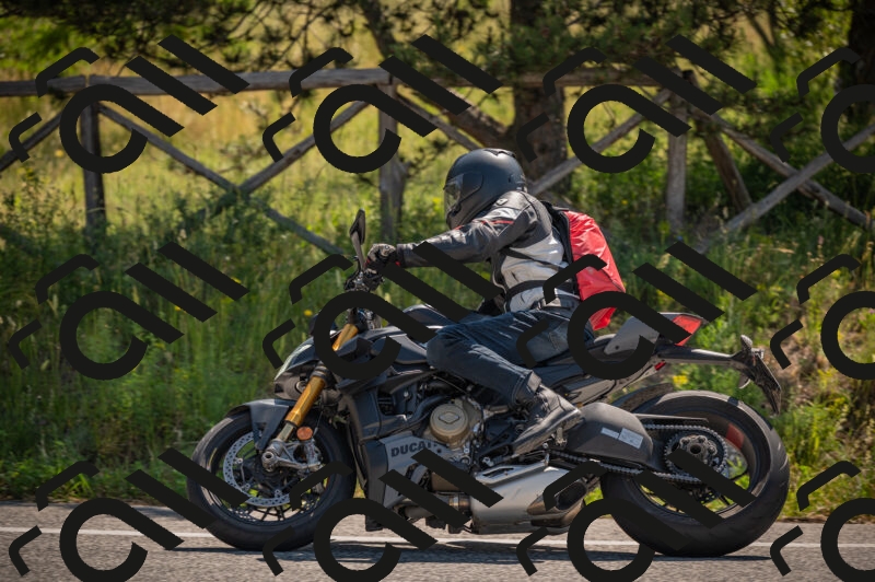 20250614103058-_Z620344_am_