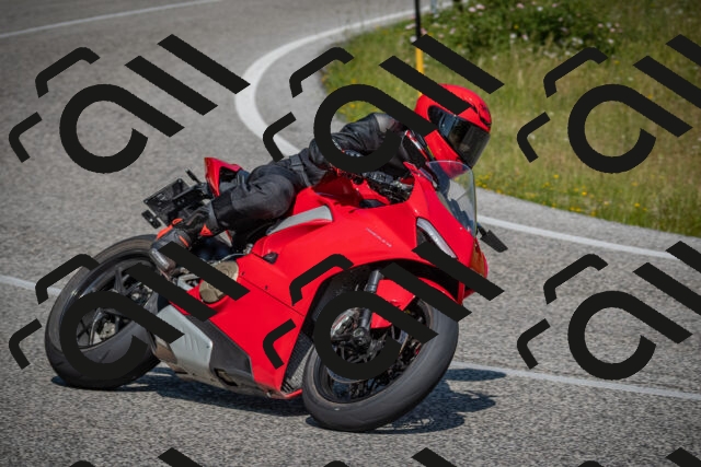 20250622103915-_5001938_am_