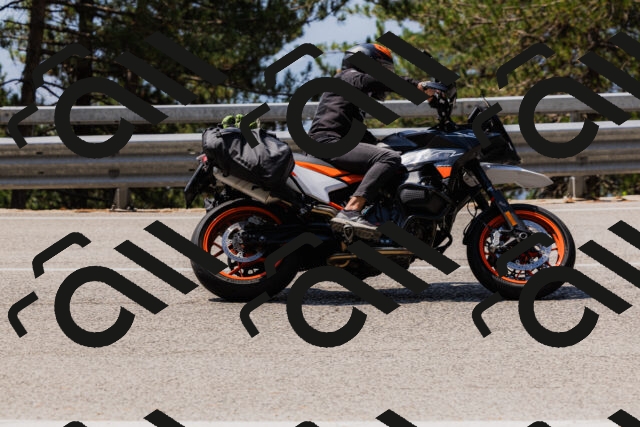 202508161206-_04A0937_c3