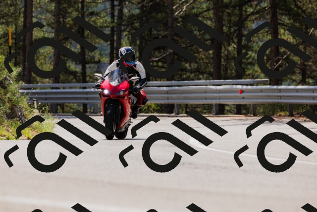 202508161218-_04A1043_c3