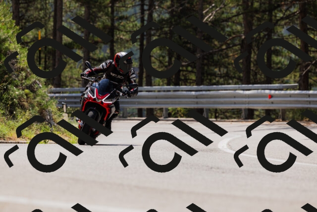 202508161221-_04A1051_c3