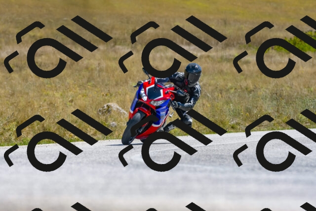 20250831120005_-R029476_r2