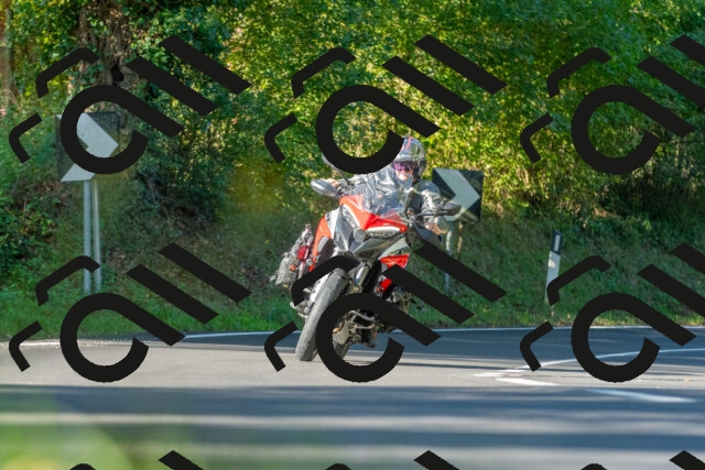 20250928100322_-R027887_r2