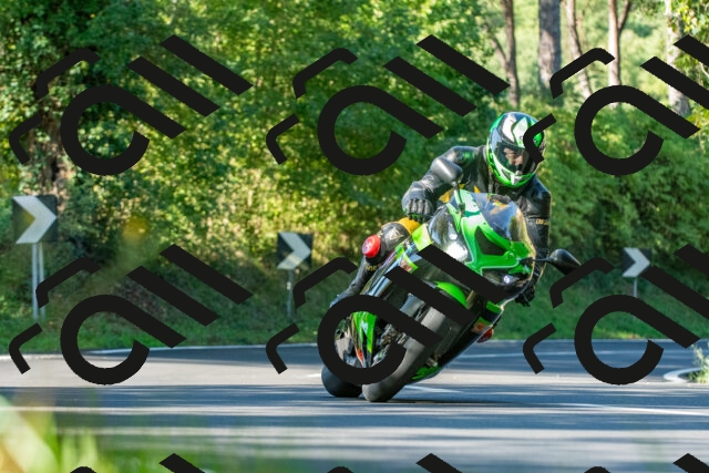 20250928100922_-R027998_r2