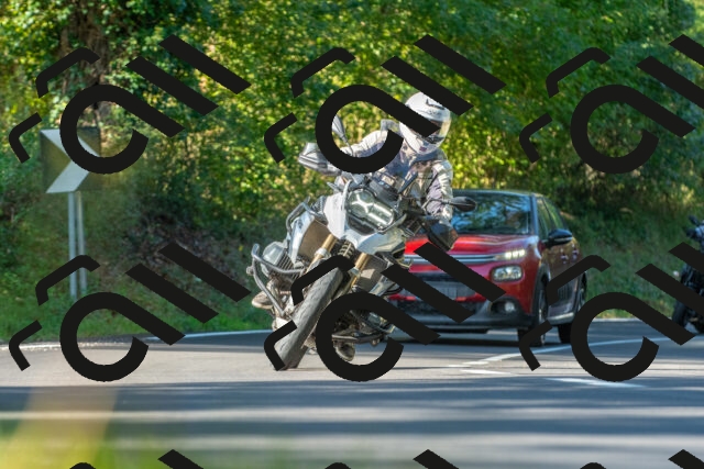 20250928101224_-R028070_r2