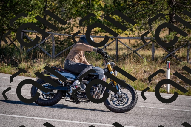 20251011113446-_5006647_am_