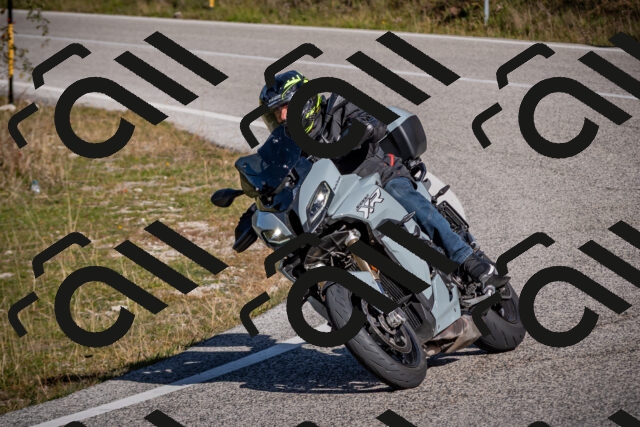 20251012110204-_5008557_am_