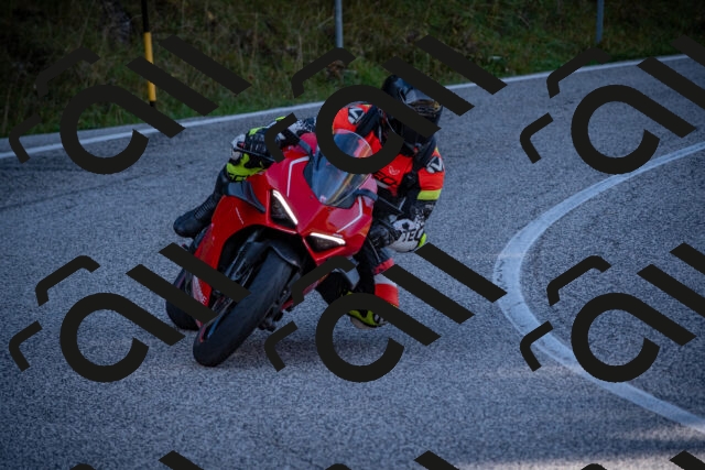 20251012110250-_5008560_am_