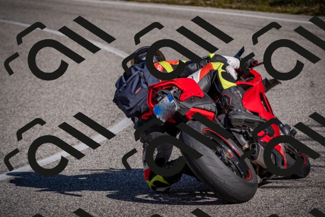 20251012110252-_5008562_am_