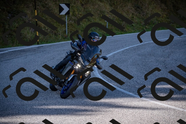 20251012110334-_5008578_am_