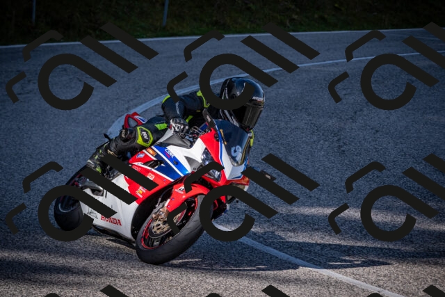 20251012110338-_5008581_am_