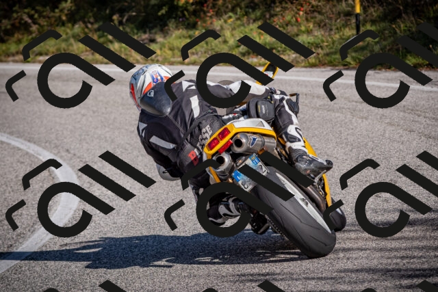 20251012110348-_5008587_am_