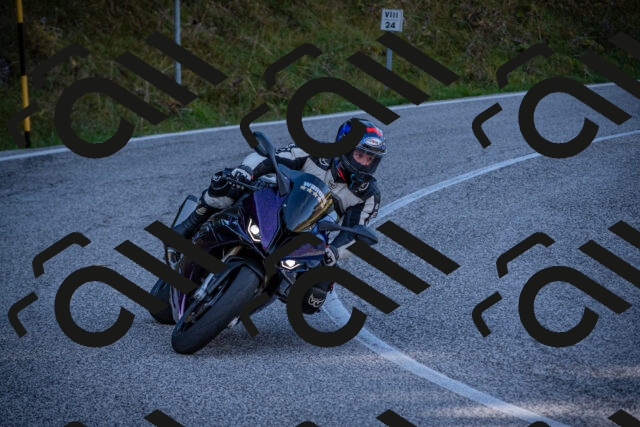 20251012110354-_5008588_am_