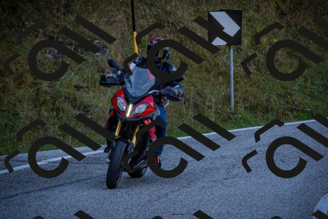 20251012110443-_5008593_am_