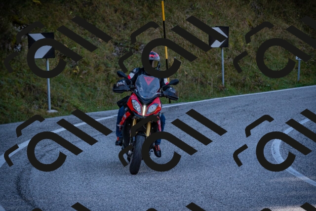 20251012110444-_5008594_am_