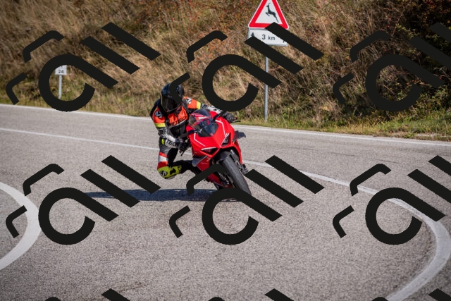 20251012110518-_5008613_am_