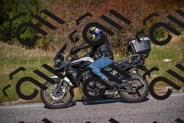 20251012110806-_5008628_am_