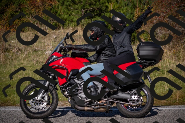 20251012110817-_5008630_am_