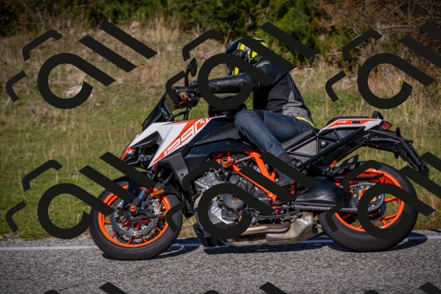 20251012110913-_5008642_am_