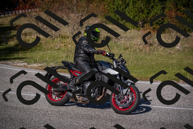 20251012111126-_5008655_am_