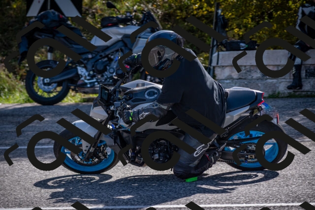 20251012112130-_5008720_am_