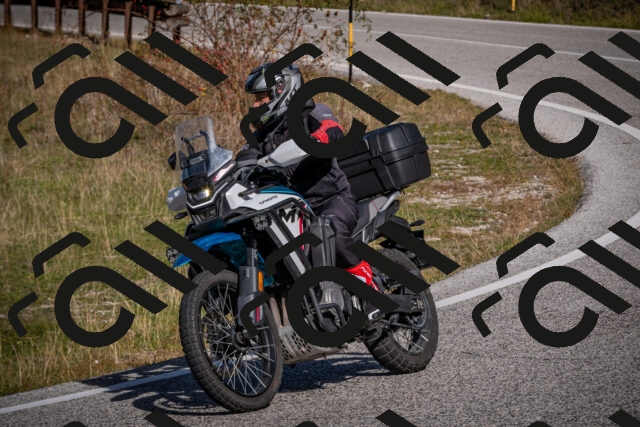 20251012112417-_5008768_am_