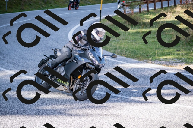 20251012114707-_5008945_am_