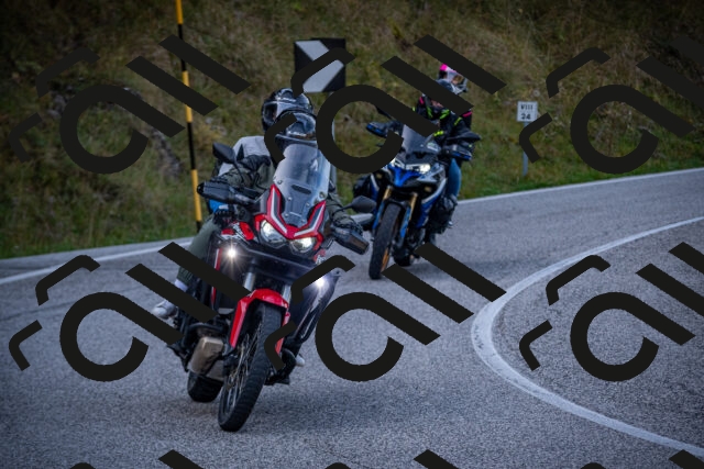 20251012123759-_5009580_am_