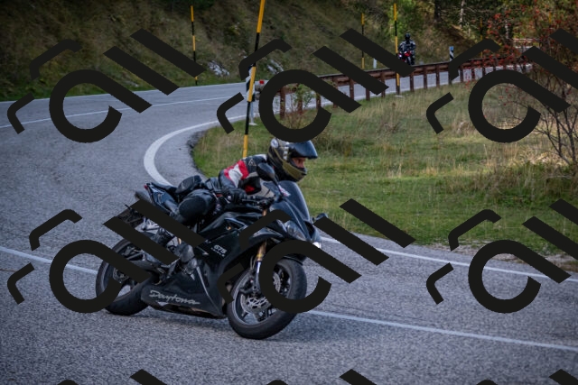 20251012123914-_5009613_am_