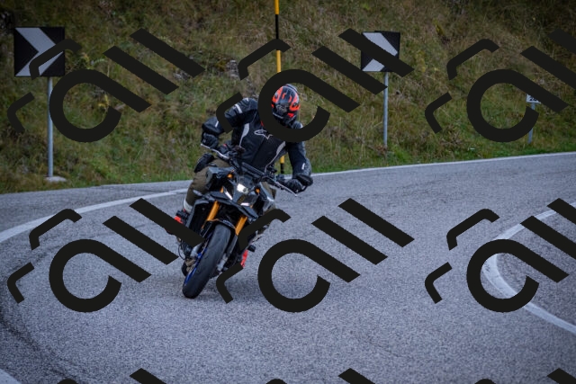 20251012124007-_5009656_am_