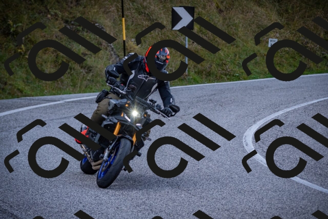 20251012124008-_5009657_am_