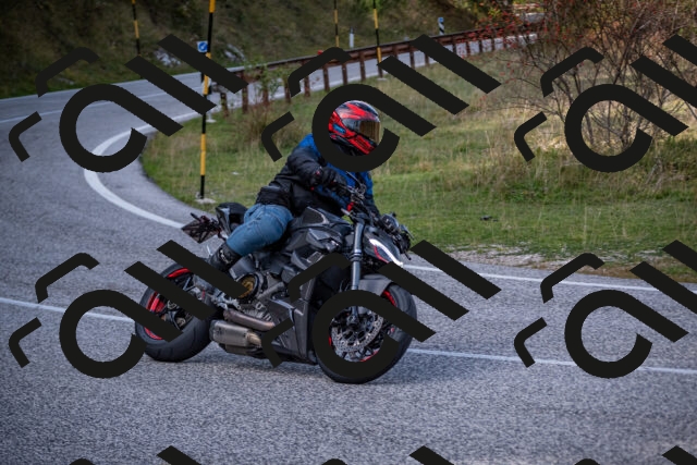 20251012124105-_5009666_am_