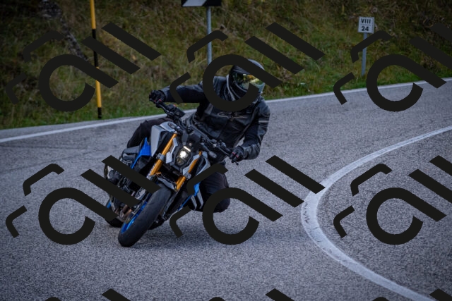 20251012125220-_5009800_am_