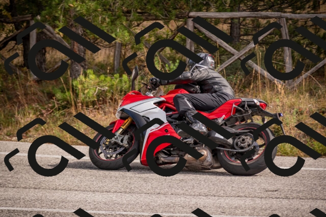 20251019120339-_5000428_am_