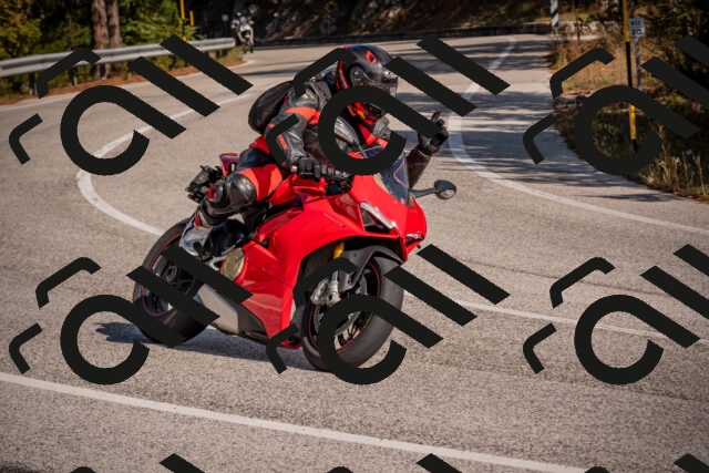 20251019123736-_5000616_am_