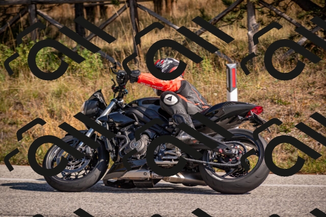 20251019124025-_5000646_am_